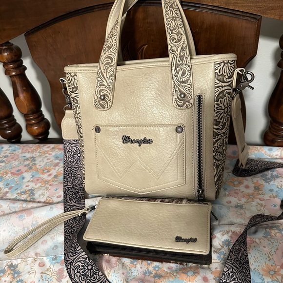 Wrangler Beige and Brown cowhide Shoulder Bag with Turquoise Accents plus wallet - Picture 2 of 7
